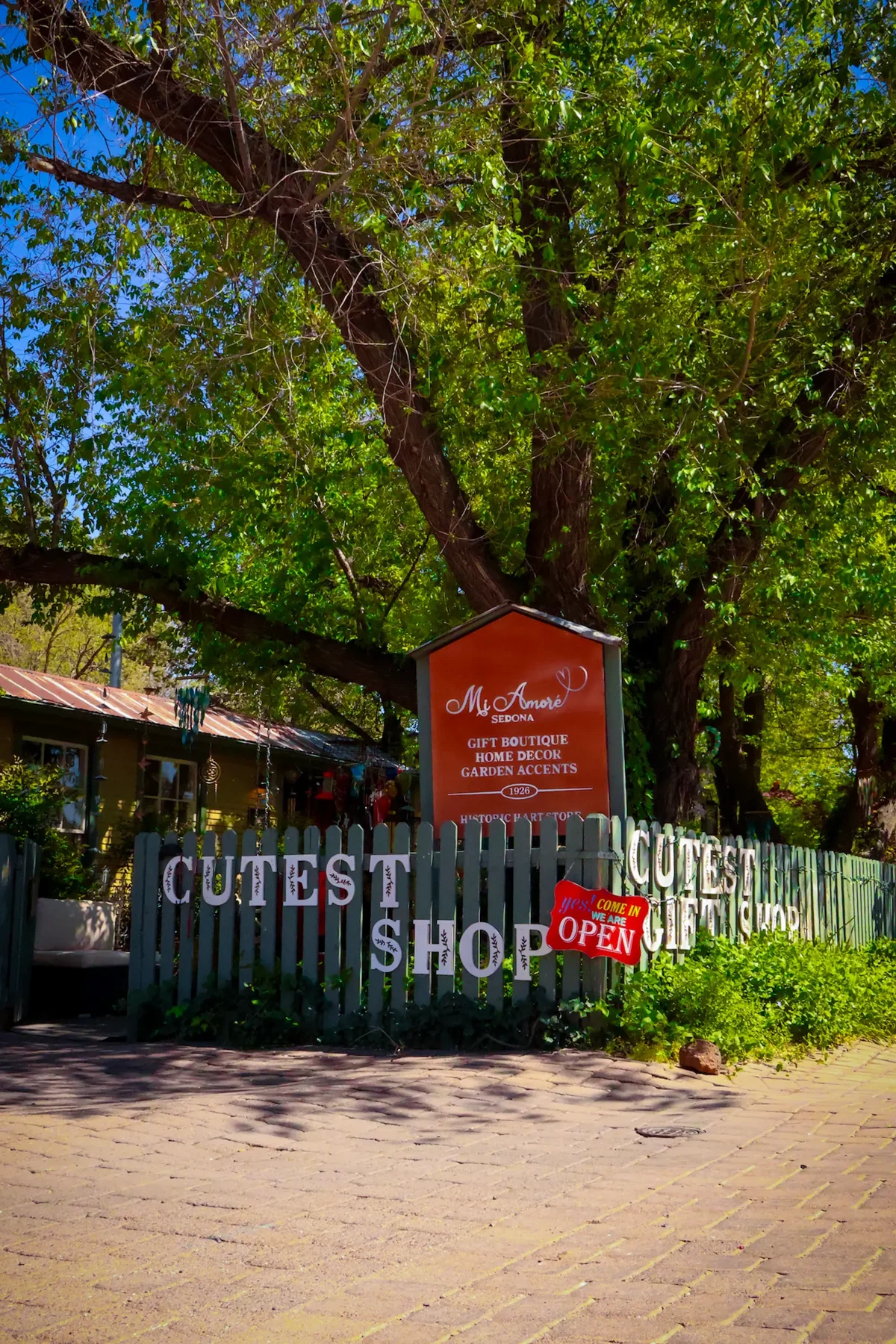Mi Amoré Sedona's garden entrance and roadside sign